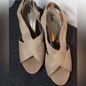 Fioni 4 in suede open toe heels